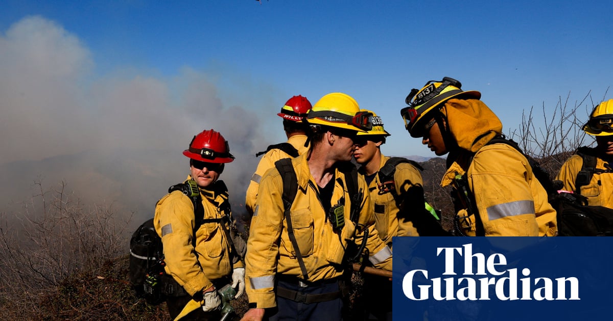 Incendios en Los Ángeles: equipos internacionales llegan para combatir los devastadores incendios forestales a medida que se extienden las evacuaciones
