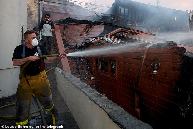 Chester Griffiths, de 62 años, acababa de terminar una cirugía cerebral cuando corrió hacia su automóvil y cruzó Los Ángeles para salvar su casa frente a la playa de ser envuelta en fuego.