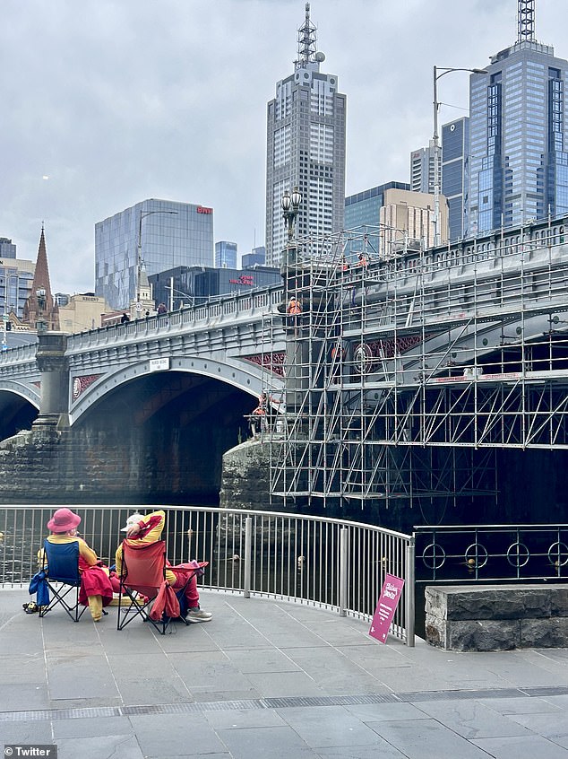 Un residente de Melbourne tomó una foto divertida de dos socorristas observando a los comerciantes trabajar en Princes Bridge.