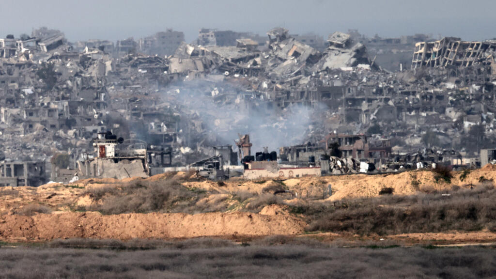 Israel y Hamás chocan por el acuerdo de liberación de rehenes mientras se intensifican los ataques israelíes en Gaza
