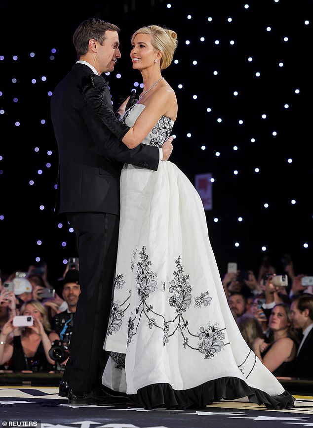 Ivanka Trump sorprendió con una recreación personalizada de un icónico vestido de alta costura de 1954 usado por Audrey Hepburn en el baile de inauguración de su padre, Donald Trump.