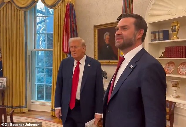 El vicepresidente JD Vance mira alrededor de la Oficina Oval durante su primera visita a la famosa sala el martes con el presidente Trump.