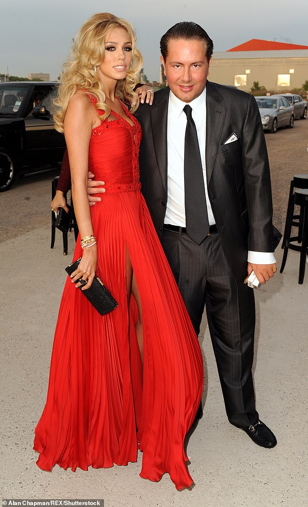 James Stunt y Petra Ecclestone fotografiados juntos en su fiesta de compromiso en 2011