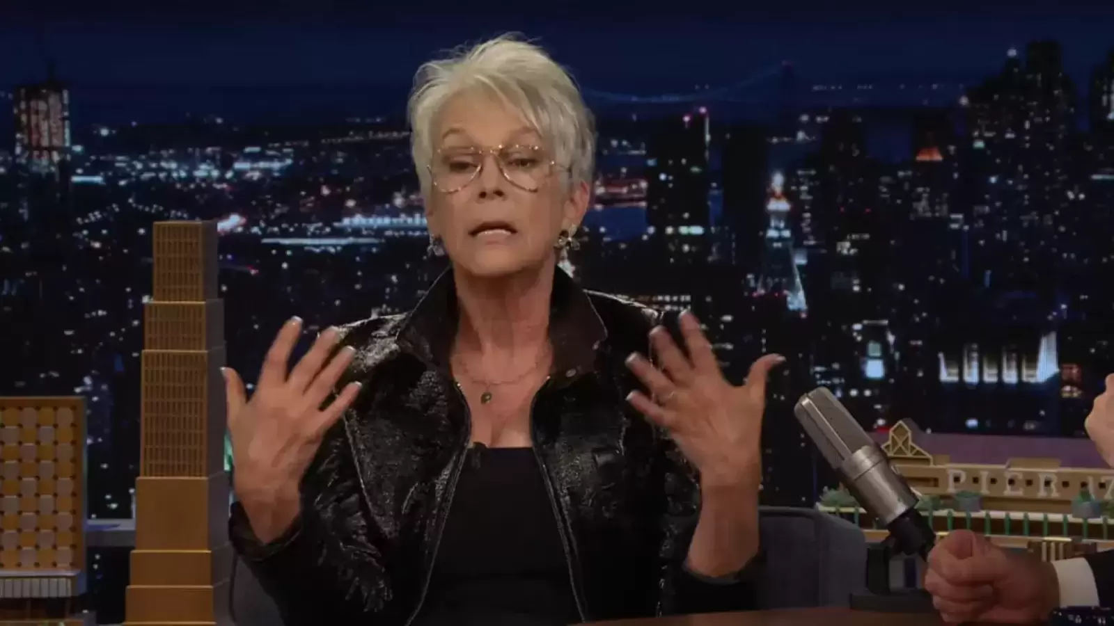 Jamie Lee Curtis lucha contra las lágrimas mientras detalla el 'retorcido' incendio de Pacific Palisades
