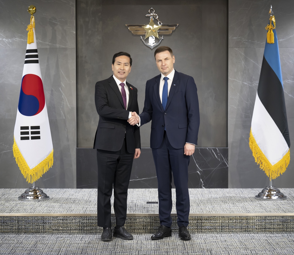 Defense chiefs of S. Korea, Estonia discuss defense, arms cooperation