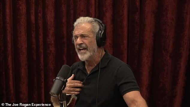 El actor Mel Gibson, de 69 años, dejó a Joe Rogan en shock cuando reveló que tres de sus amigos con cáncer en etapa cuatro supuestamente curaron su enfermedad con los medicamentos antiparasitarios ivermectina y fenbendazol.