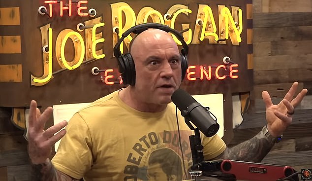 'The Joe Rogan Experience' ha sido el podcast más popular en Spotify durante cuatro años. Pero un nuevo y controvertido programa de audio acaba de usurparlo.