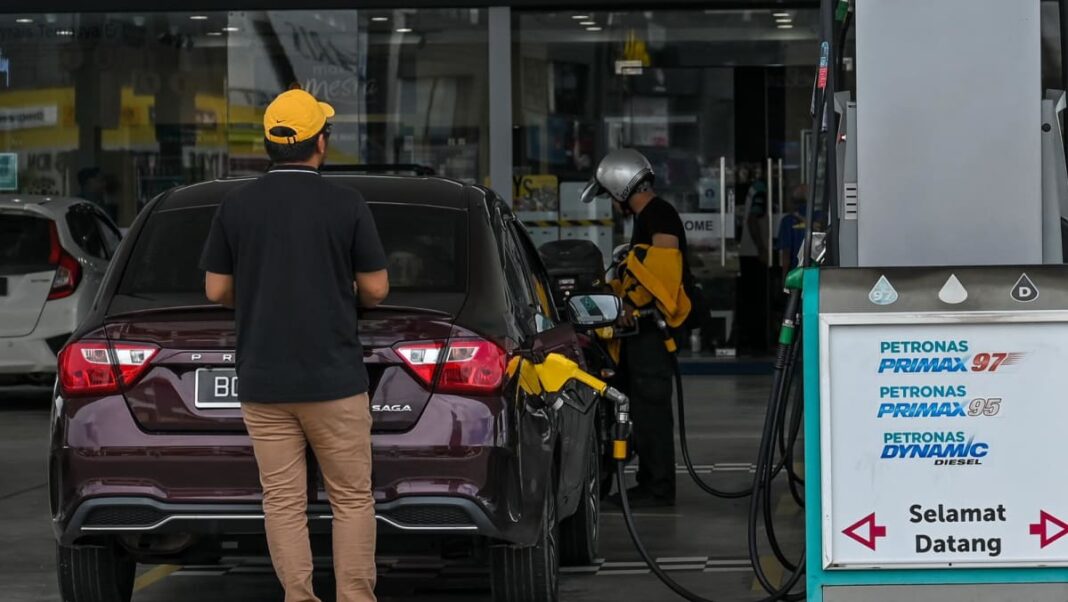 Johor despliega 200 agentes para tomar medidas enérgicas contra la venta de combustible RON95 subsidiado a vehículos extranjeros durante el Año Nuevo chino
