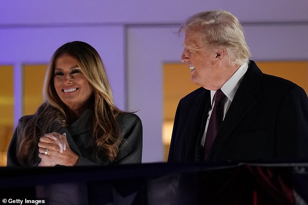 Donald Trump y su esposa Melania eran todo sonrisas mientras observaban un espectáculo de fuegos artificiales en una de las muchas celebraciones que se llevaron a cabo en el área de Washington DC antes de la inauguración.