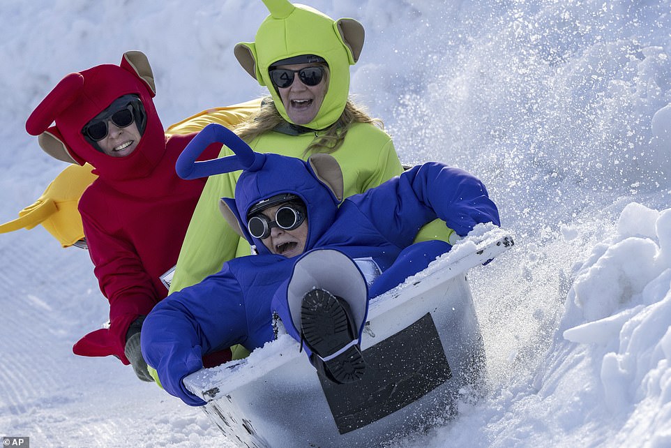 EH OH: Los participantes vestidos como Teletubbies participaron en la carrera anual de la bañera en Stoos, en el centro de Suiza, el sábado