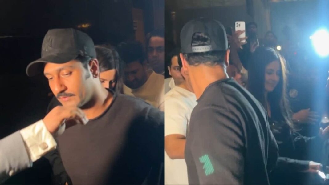 Katrina Kaif toma la mano de Vicky Kaushal mientras salen de un club después de celebrar el cumpleaños de Isabelle Kaif. Mirar
