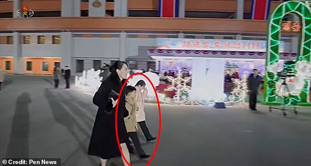 En la foto: Kim Yo-jong, hermana de Kim Jong-un, caminando con su sobrina y su sobrino en la fiesta de Nochevieja en Pyongyang.