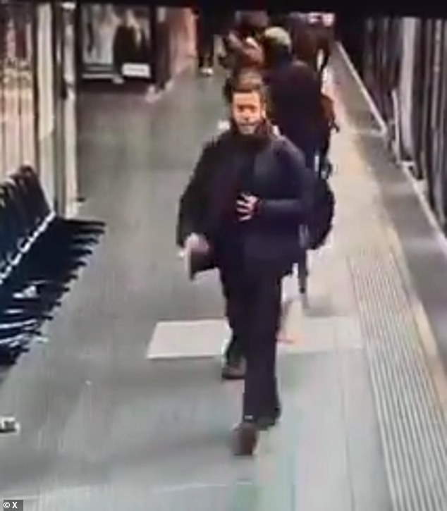 Un hombre, que apuñaló a un extraño en el cuello, se ve en las imágenes de CCTV que sale de la plataforma justo antes del ataque del domingo. Fue arrestado el miércoles por la noche después de que un pariente lo denunció a la policía.