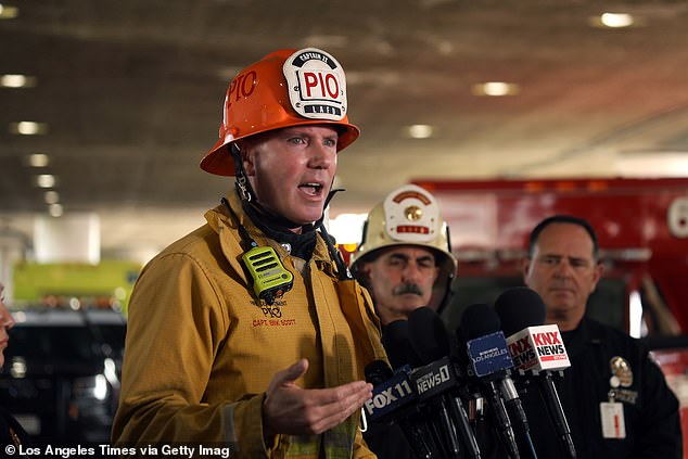 El jefe del Departamento de Bomberos de Los Ángeles, Erik Scott, un oficial de información pública, ha tenido que enfrentar teorías de conspiración en línea sobre los devastadores incendios forestales en el área.