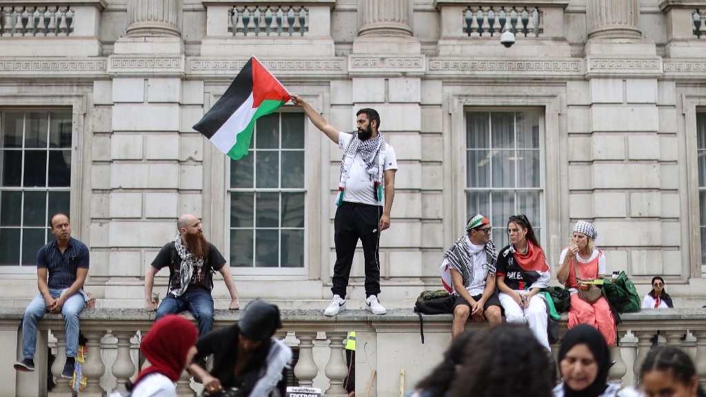 La Policía Metropolitana de Londres bloquea la marcha palestina después de que intervienen el rabino principal y los parlamentarios
