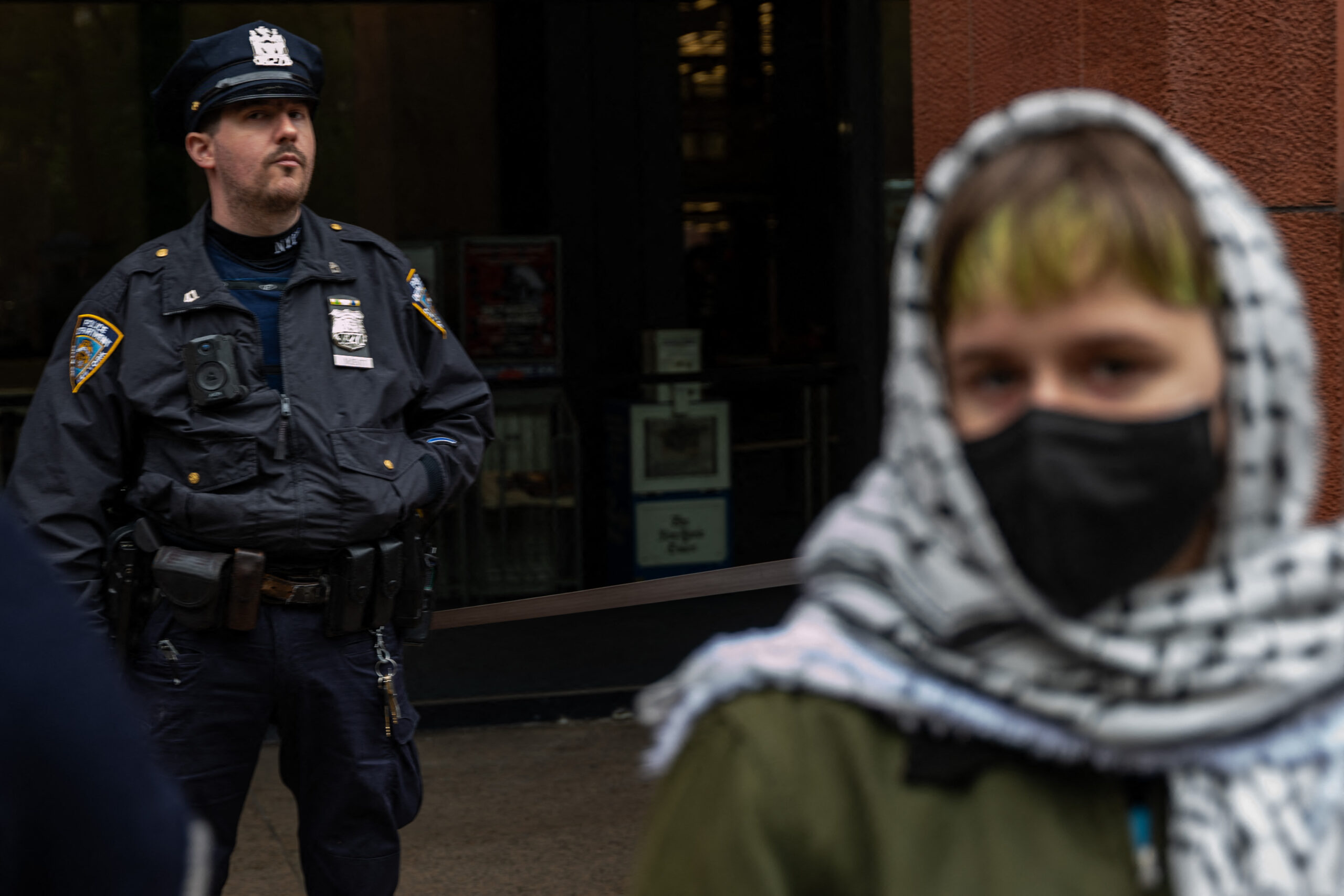 La Universidad de Nueva York emite suspensiones de un año por sentadas pacíficas en Gaza, dice el personal
