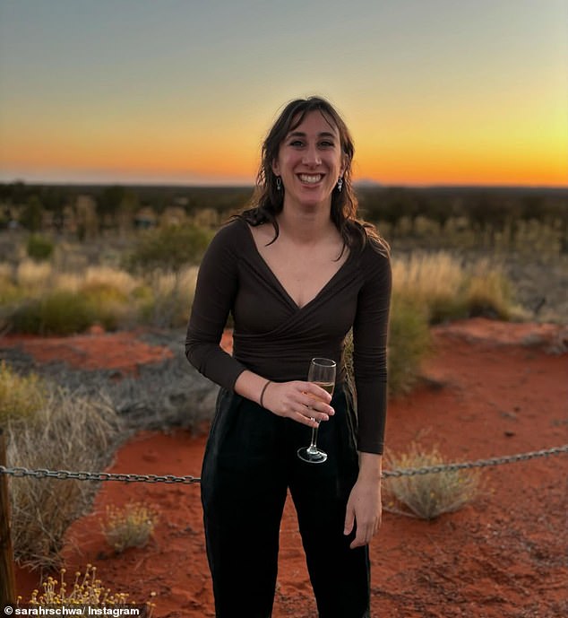 Sarah Schwartz (en la foto), directora ejecutiva del Consejo Judío pro-palestino de Australia, compartió una diapositiva que muestra un superhéroe simulado llamado 