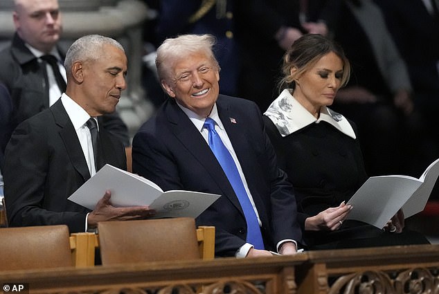 Uno de los momentos más sonados fue un claro momento de cariño entre Trump y Obama