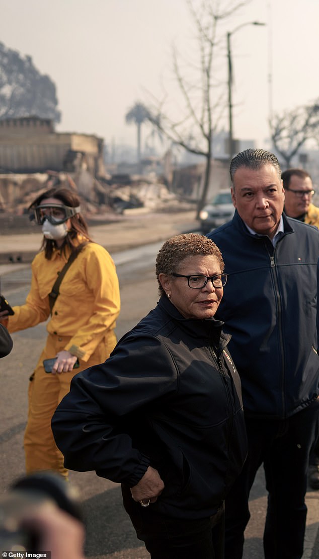 La alcaldesa de Los Ángeles, Karen Bass, permaneció impasible y se negó a responder la pregunta de un periodista durante dos minutos completos después de estar fuera del país mientras los incendios forestales arrasaban su ciudad.