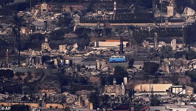 En una imagen extraordinaria que rápidamente se volvió viral, una camioneta Volkswagen azul se encuentra entre casas incendiadas en la ciudad costera de Malibú, en el condado de Los Ángeles.