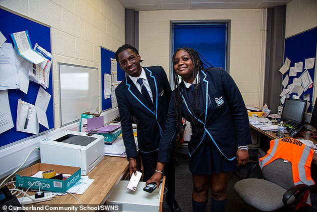 Amin Opayemi y Dania Olajide se encontraban entre los estudiantes de Cumberland Community School en Newham, al este de Londres, que abandonaron las redes sociales mientras realizaban sus GCSE.