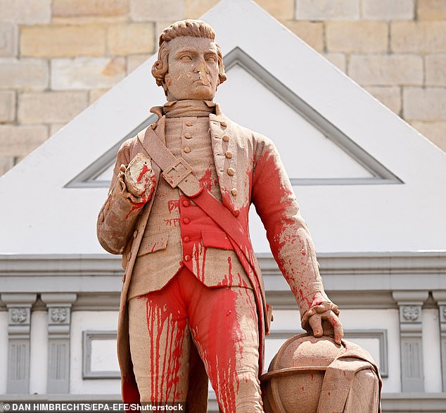 Una estatua del capitán James Cook está cubierta de pintura roja después de haber sido vandalizada, en Randwick, Sydney.