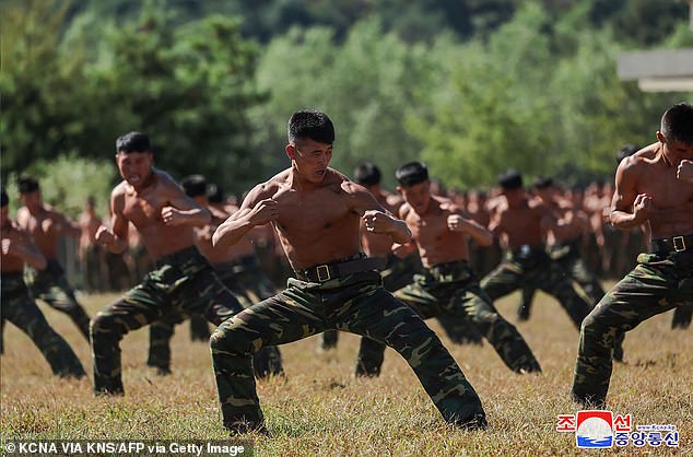 Esta fotografía tomada el 2 de octubre de 2024 y publicada por la Agencia Central de Noticias de Corea (KCNA) oficial de Corea del Norte a través de KNS el 4 de octubre de 2024 muestra a las tropas participando en un entrenamiento en una base de las fuerzas de operaciones especiales del Ejército Popular de Corea.