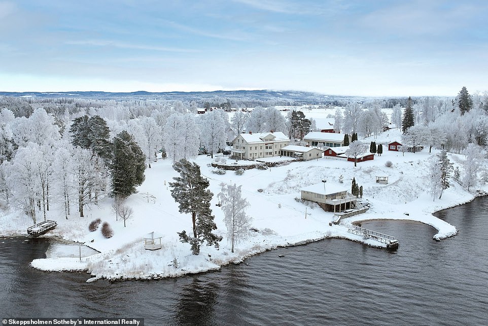 Impresionantes imágenes, compartidas por el agente Sotheby's, muestran un manto de nieve cubriendo la finca.