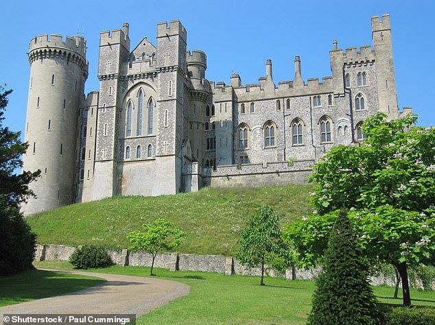 Castlecore es el uso de la estética medieval en la decoración del hogar o en la moda y el término se ha convertido en un éxito en sitios web como TikTok y Pinterest en los últimos meses con seguidores que muestran vestidos de inspiración medieval o muebles de estilo gótico. En la foto del castillo de Arundel en West Sussex