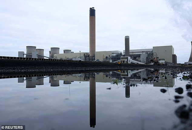 La compañía todavía recibe miles de millones en subsidios ambientales de los hogares del Reino Unido porque la electricidad que produce se clasifica como renovable. En la foto: la estación de energía Drax cerca de Selby, North Yorkshire