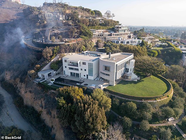 La casa de Tom Hanks de 26 millones de dólares en Pacific Palisades evitó por poco el devastador incendio forestal de Los Ángeles que causó estragos inimaginables en el enclave amado por las celebridades; la casa fotografiada el jueves