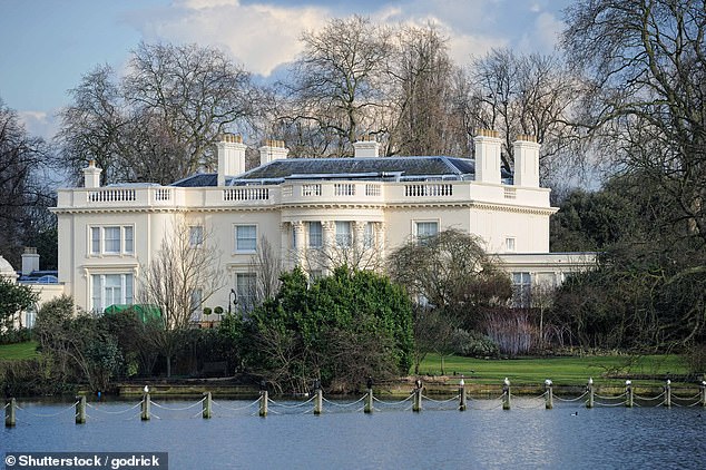 The Holme (en la foto), ambientada en Regent's Park en Londres, salió al mercado con un precio inicial de £250 millones en marzo de 2023, pero se vendió el mes pasado por £139 millones.