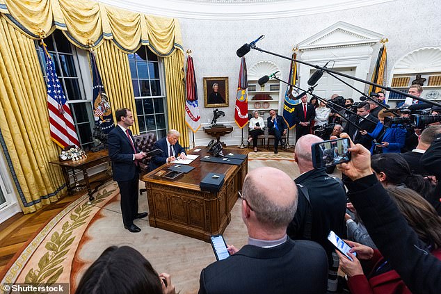 La icónica Oficina Oval se ha convertido una vez más en un escenario para la historia mientras el presidente Donald Trump inicia su segundo mandato con una dramática renovación del espacio de trabajo más exclusivo del mundo.