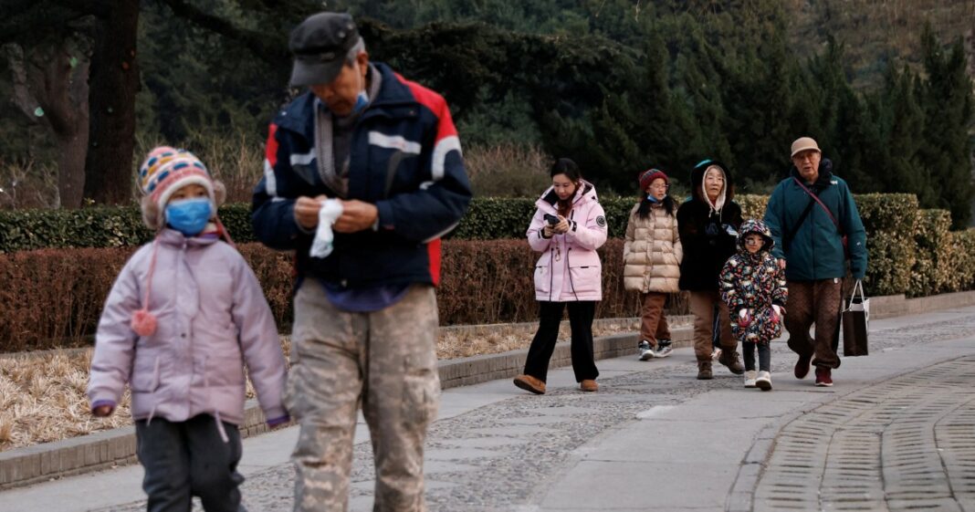 La población de China cae por tercer año consecutivo a medida que disminuye la tasa de natalidad
