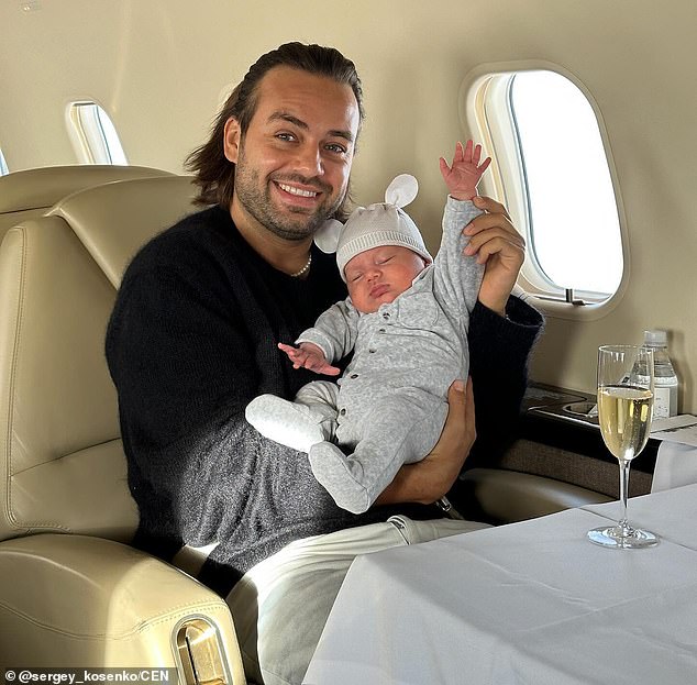 El influencer millonario ruso Sergei Kosenko, conocido como Mr Thank You, fotografiado en un avión con su hijo