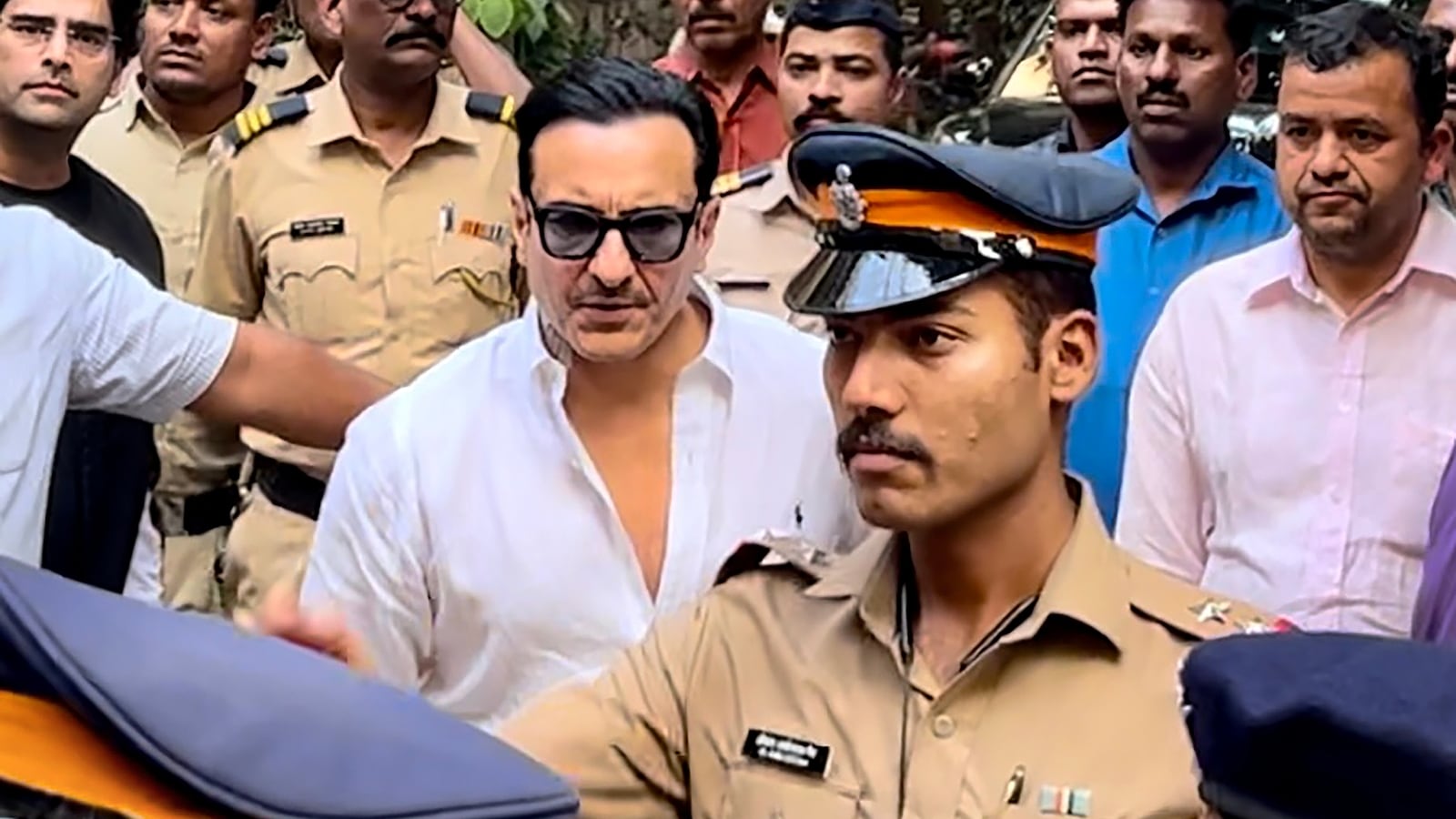 La policía de Mumbai proporciona detalles sobre las medidas de seguridad en la casa de Saif Ali Khan en Bandra: dos agentes, circuito cerrado de televisión y rejas en las ventanas.
