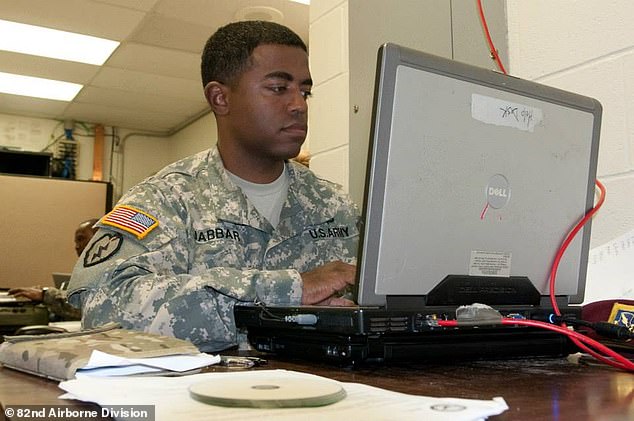 Según los informes, el hombre de 37 años tiene antecedentes militares y sirvió en la misma base que Shamsud Din Jabbar (en la foto), quien atropelló fatalmente a 15 personas en un automóvil alquilado en Nueva Orleans en las primeras horas del día de Año Nuevo.