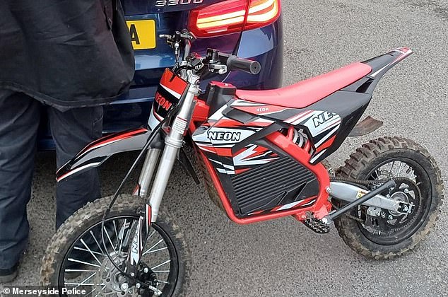 La policía se horrorizó al encontrar a un niño de siete años solo andando ilegalmente en una bicicleta scrambler, y el niño les dijo a los oficiales que era un regalo de Navidad.