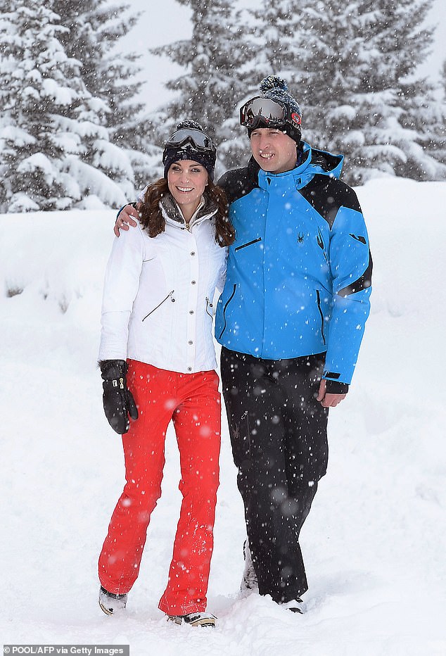 El Mail on Sunday puede revelar que Kate, junto con el príncipe William y sus hijos, el príncipe George, la princesa Charlotte y el príncipe Louis, disfrutaron de un descanso tranquilo en los Alpes hace poco más de dos semanas. En la foto: el príncipe William y Kate aparecen durante un descanso privado esquiando en 2016.