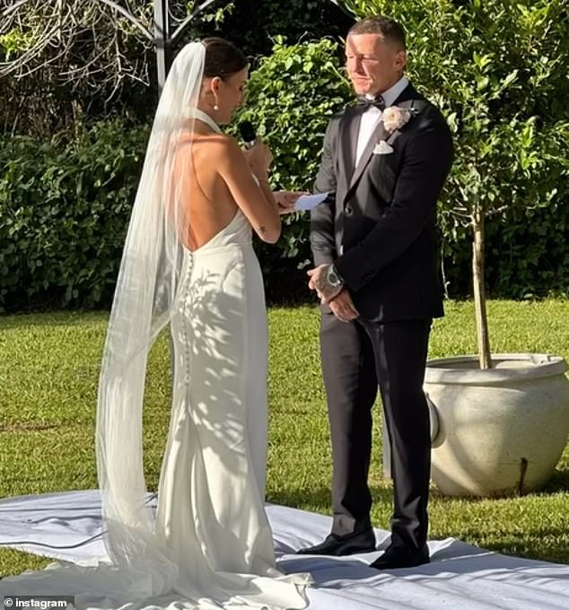 La estrella de NRL Todd Carney y la veterana de MAFS, Susie Bradley, se casaron a principios de este mes, y sus damas de honor le dieron un regalo sorprendente en la ceremonia que dejó a su novia con la cara roja. Ambos en la foto