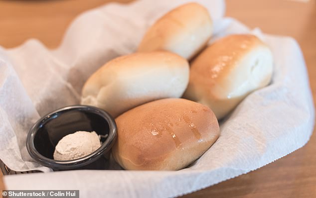 Los rollos de pan de Texas Roadhouse (en la foto) recurren al azúcar en su cuerpo y cuando esto sube, los niveles de insulina de su cuerpo suben para tratar de regularlo y bajarlo de vuelta