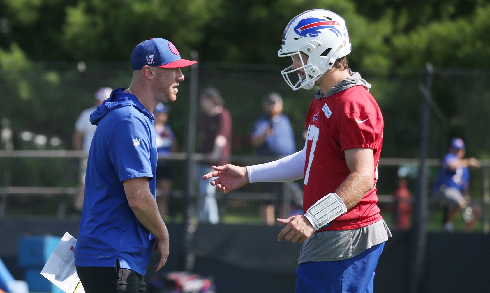 La superestrella de los Bills, Josh Allen, da una respuesta hilarante a la entrevista del coordinador ofensivo Joe Brady como entrenador en jefe
