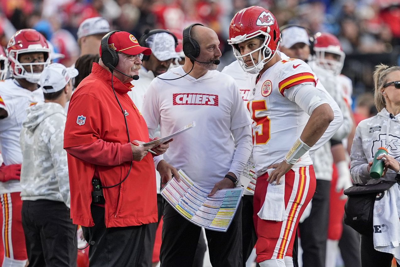 La superestrella de los Chiefs, Patrick Mahomes, tiene una respuesta perfecta cuando se le pregunta sobre la histórica victoria número 300 del entrenador en jefe Andy Reid
