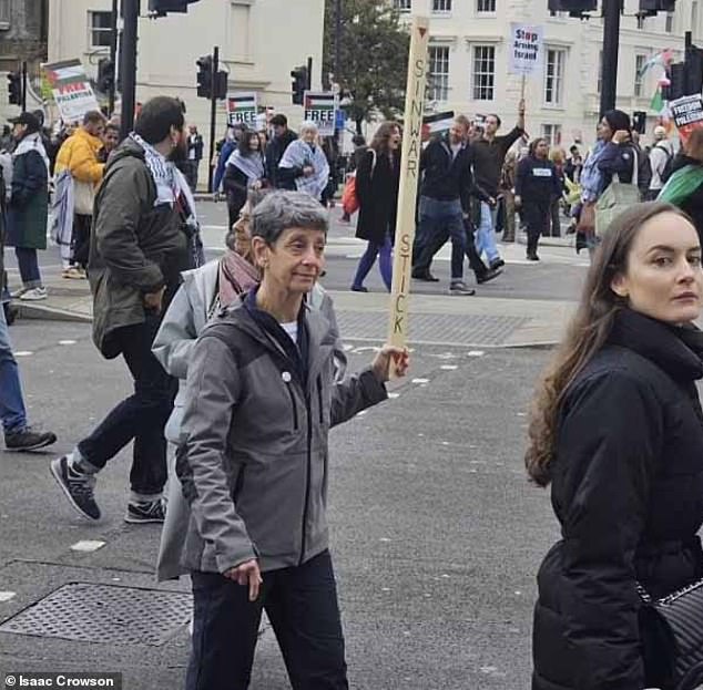 La manifestante (en la foto) llevaba un trozo de madera con las palabras 