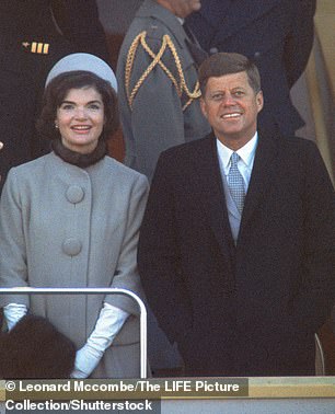 El vestido de traje azul claro y pálido que Melania Trump usó para la primera toma de posesión de su esposo generó comparaciones con Jackie Kennedy. (Jack y JFK aparecen aquí en 1961).