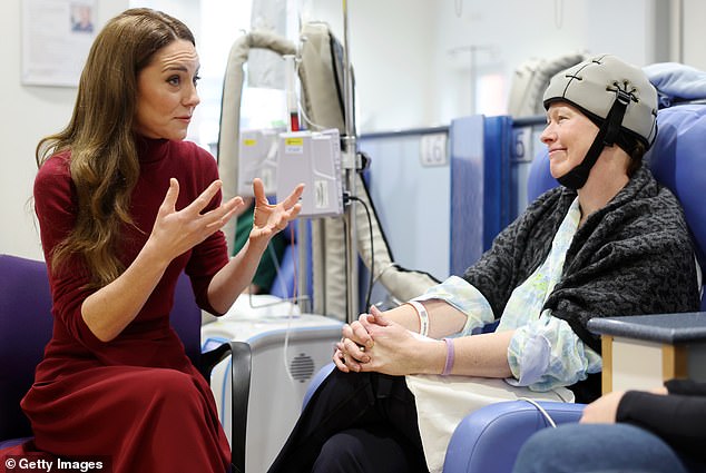 La visita de Kate Middleton al hospital fue una clase magistral, a diferencia de la clase sobre desastres de los incendios de Los Ángeles de Meghan Markle, comenta Rebecca English en PALACE CONFIDENTIAL
