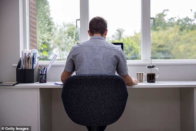 Trabajar desde casa durante el encierro provocó un aumento en el número de personas que ven contenido 'incel' retorcido (imagen de archivo)