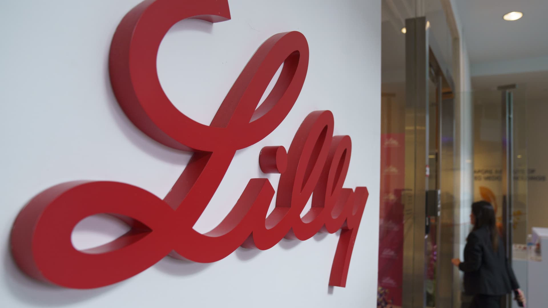 Las acciones de Eli Lilly caen a medida que el fabricante de medicamentos recorta la guía de ingresos por la demanda de medicamentos para bajar de peso
