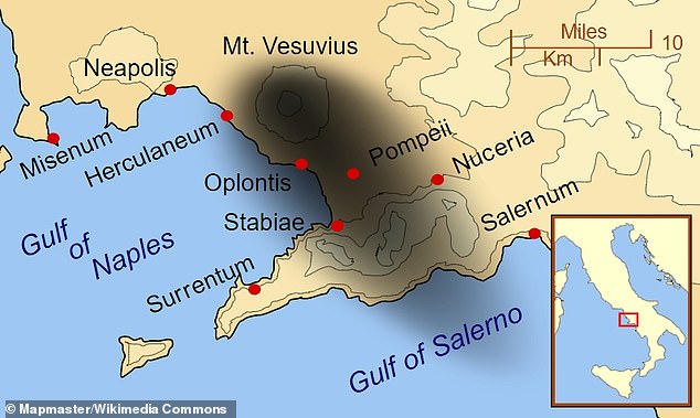 El mapa muestra a Herculano y otras ciudades afectadas por la erupción. La nube negra representa la distribución general de Ash y Cinder. Herculano fue destruido, junto con Pompeya, Torre Annunziata y Stabiae, por la erupción