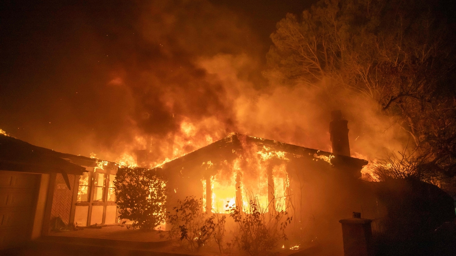 Las estrellas de Hollywood expresan su devastación por el "aterrador" incendio forestal de Pacific Palisades: "Esto es desgarrador"
